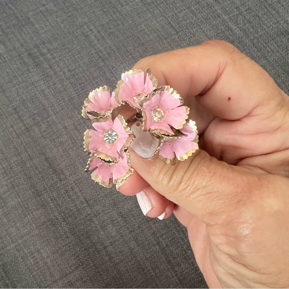 Vintage pink flower screw back earrings beautiful design unique